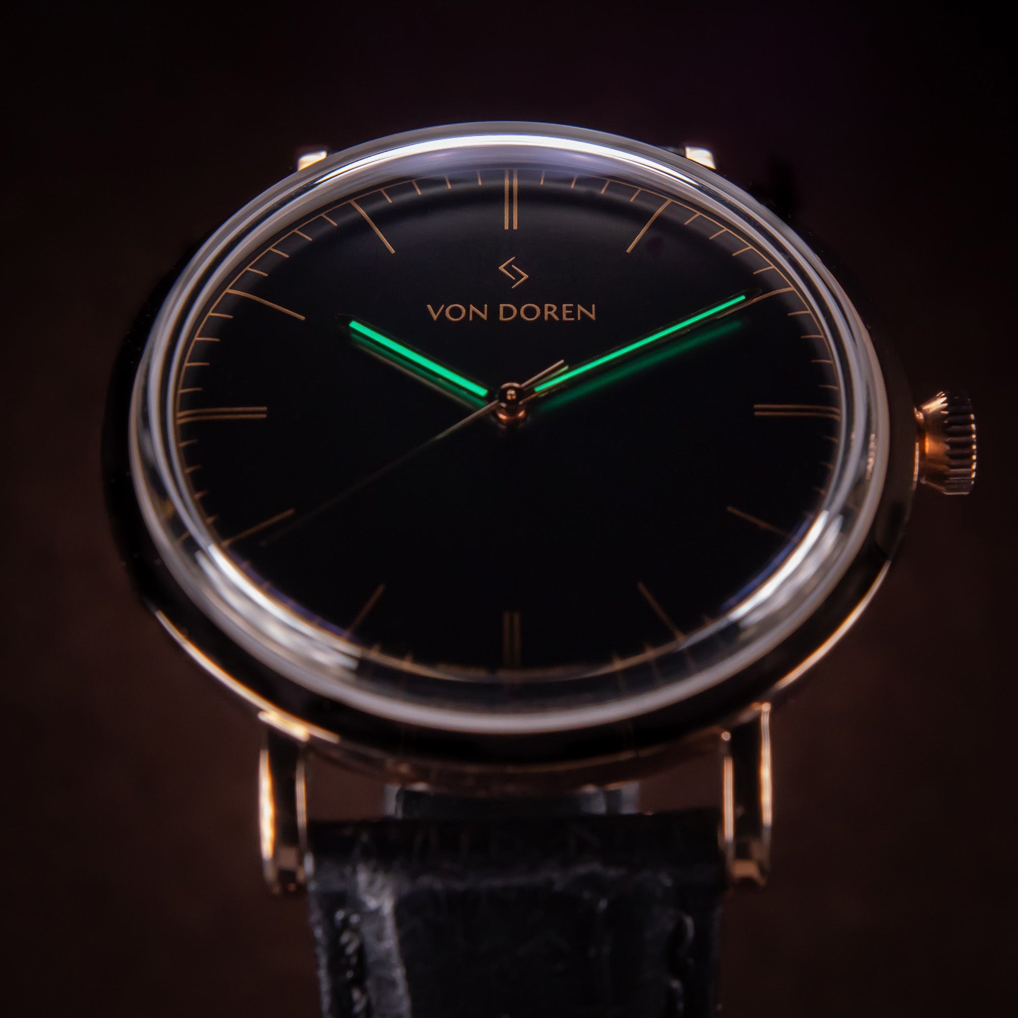 Von Doren klokke. Sort skive med selvlysende visere.