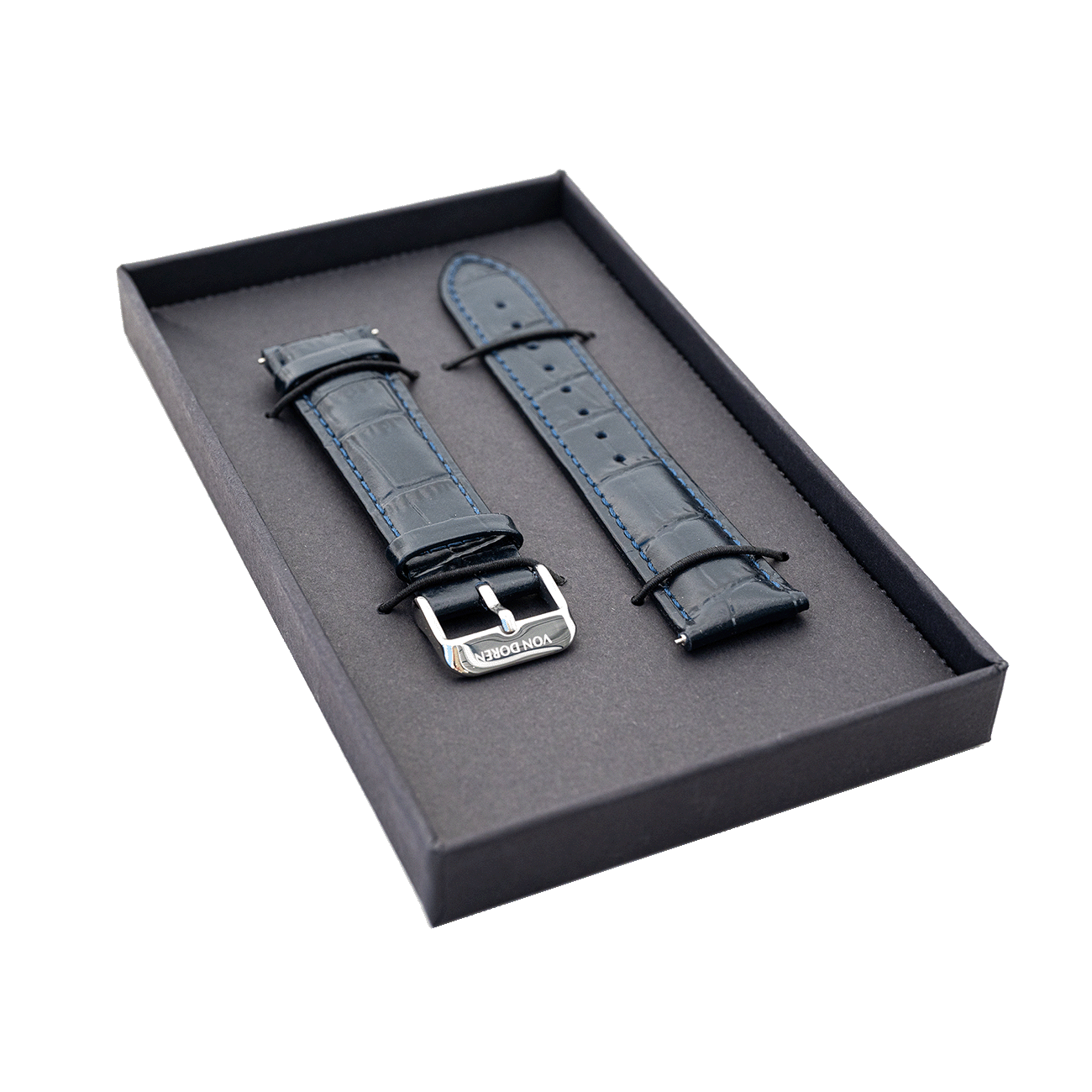 Blå Von Doren lærrem med krokodillemønster, levert i svart gaveeske med sølvspenne.