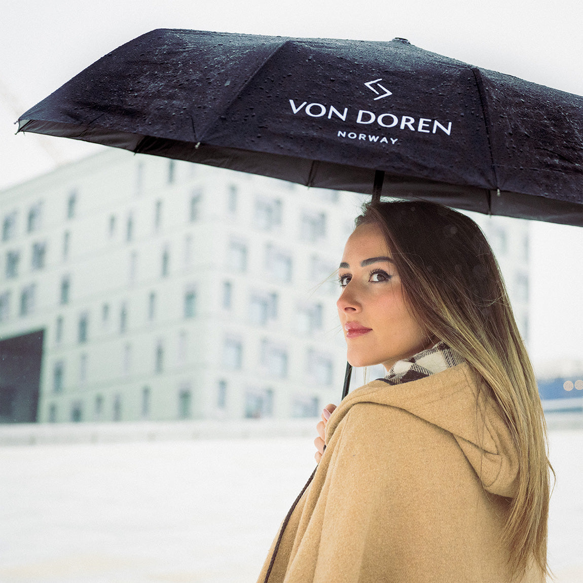 Jente med sort Von Doren paraply