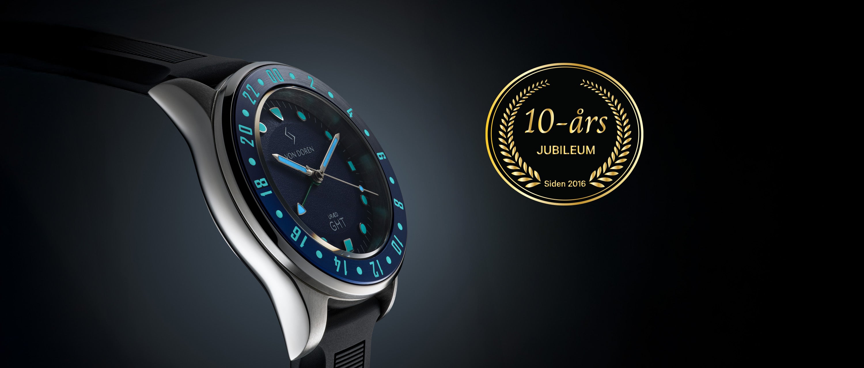 Von Doren URÆD jubileumsbanner i gull som markerer 10 år siden 2016.