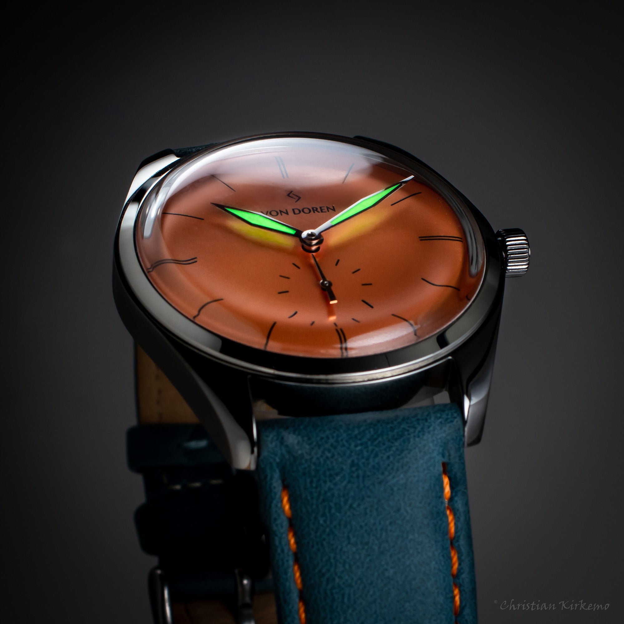 Von Doren klokke, Runde Mark II - Warm Yellow. viserene lyser i mørket.