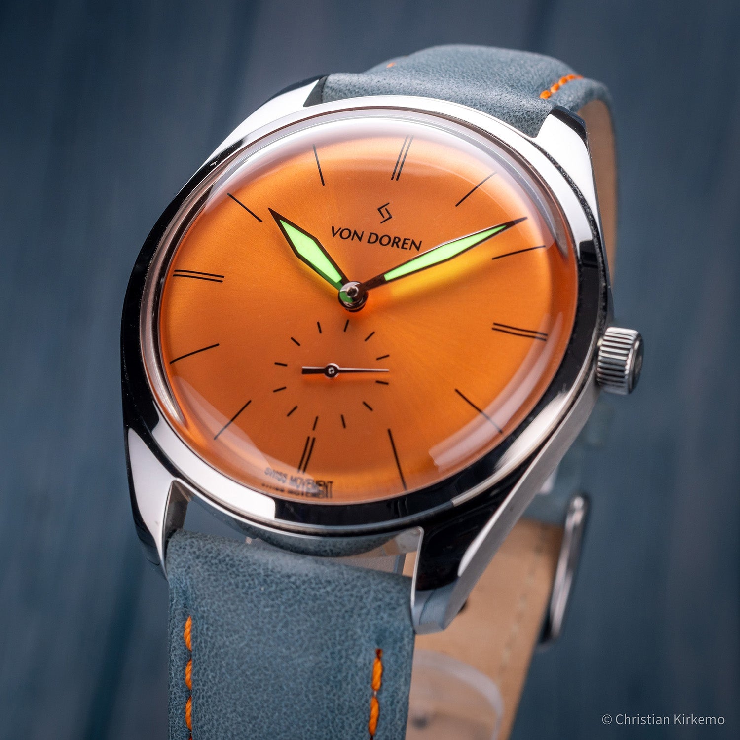 Von Doren klokke. Modell Runde Warm yellow med lysende lume.