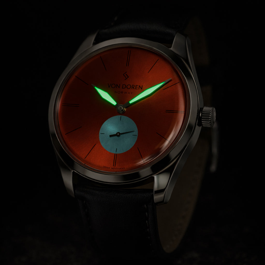 Runde Chili i mørkt lys, hvor viserene lyser i mørket.