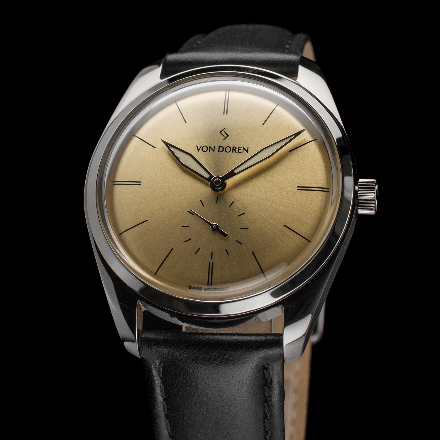 Klokke i stål, men gull skive og sort reim i skinn