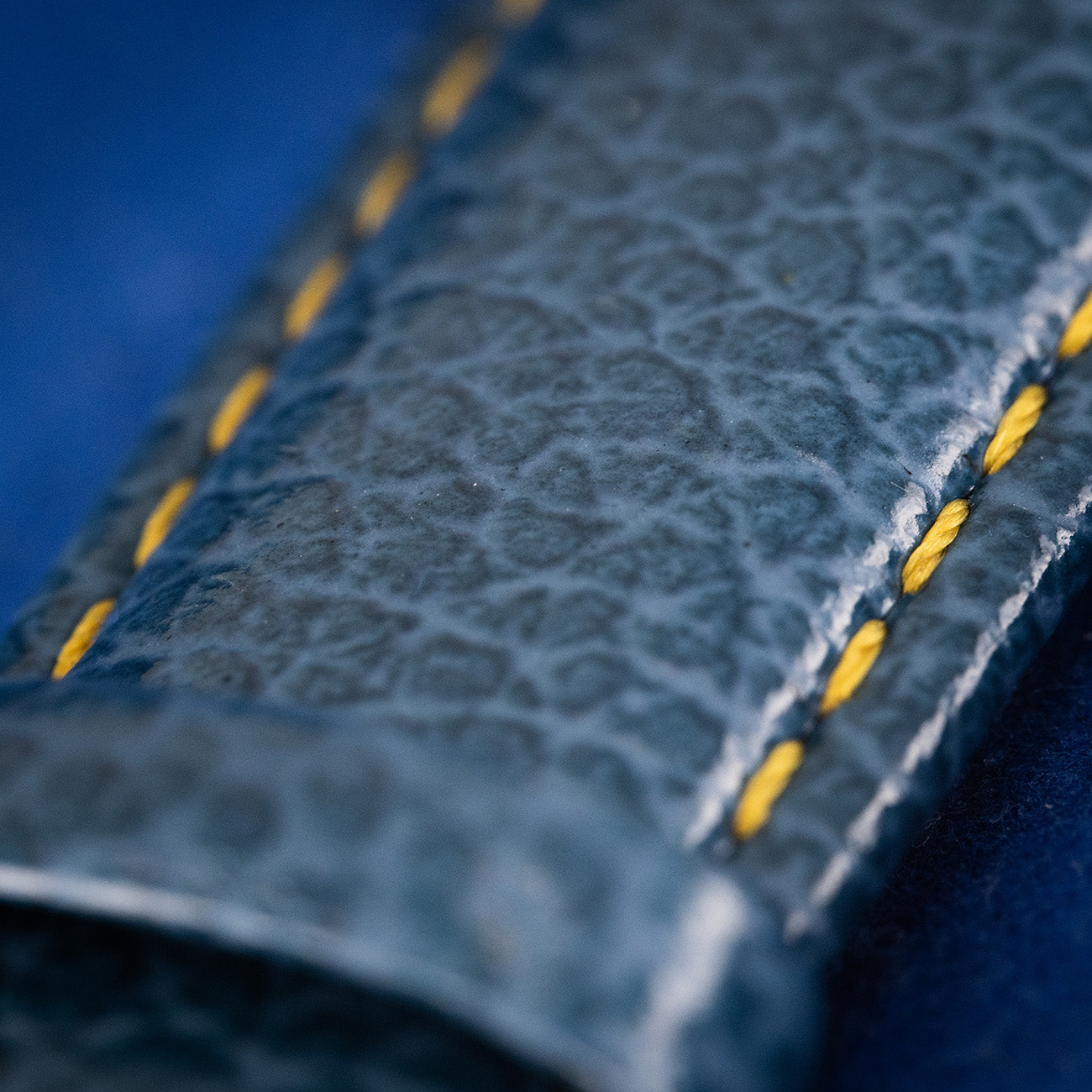 Blå reim med gule sting fra Von Doren