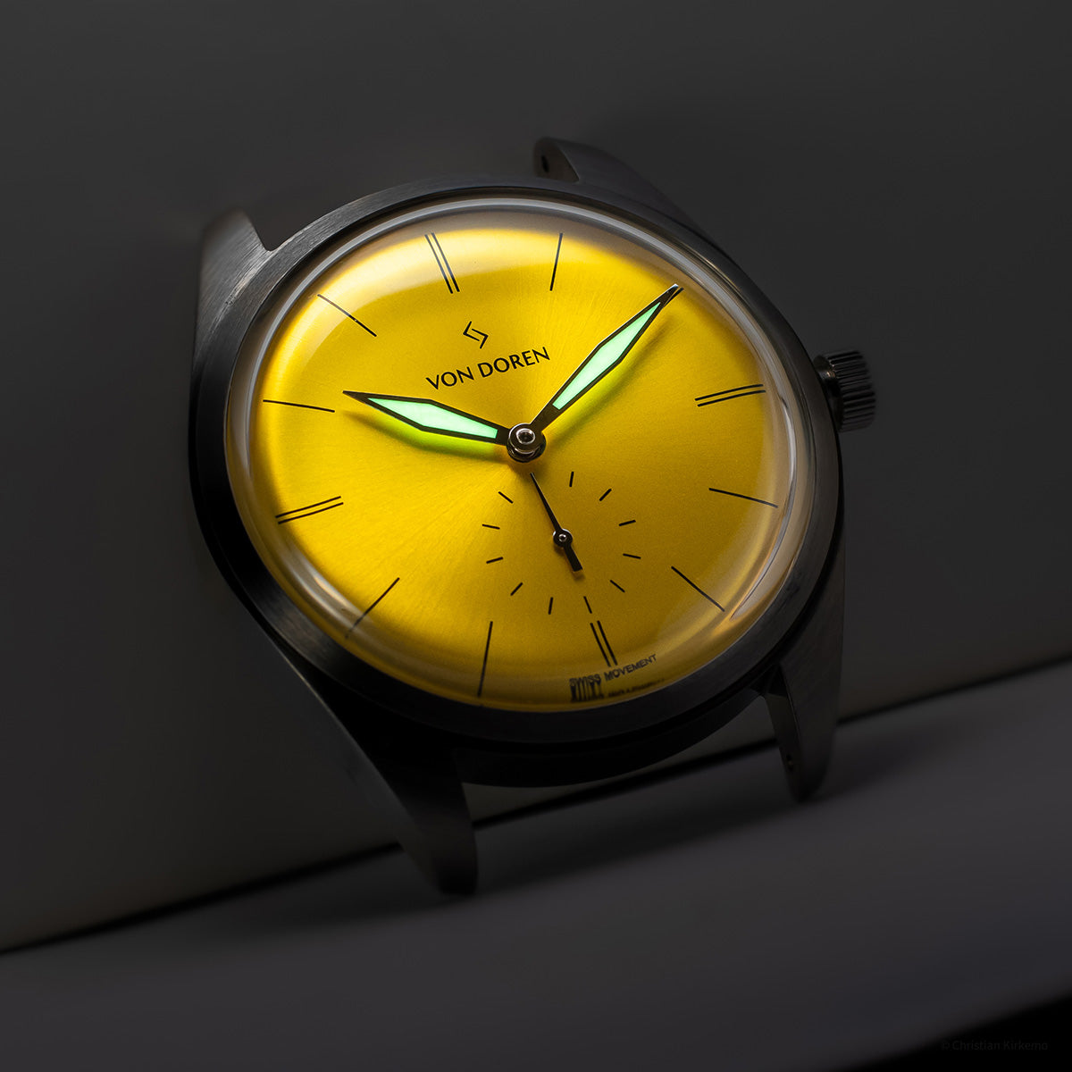 Von Doren klokke. Modell Runde Tiger's Eye. lysende lume.