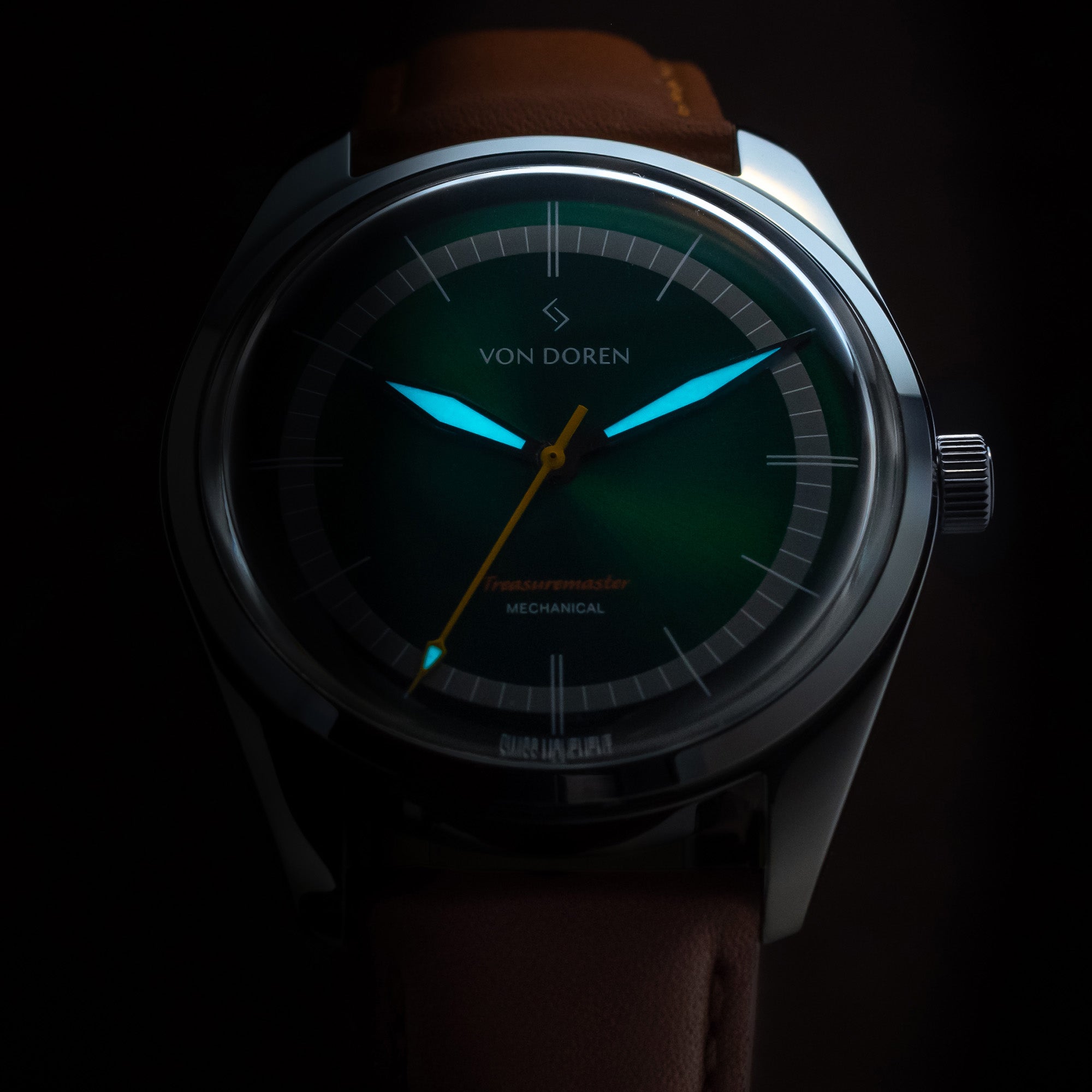 Von Doren klokke. Modellen Treasuremaster med selvlysende visere.
