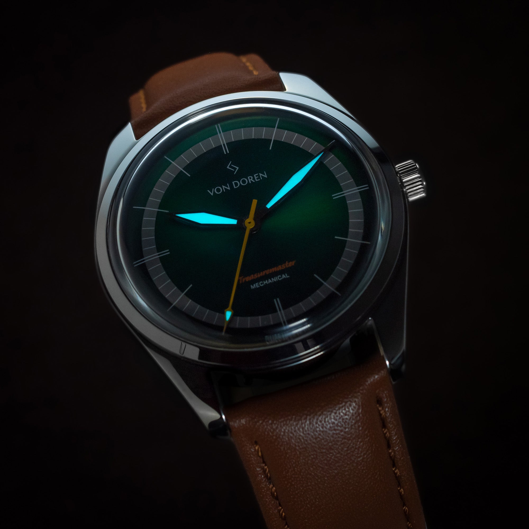 Von Doren Treasuremaster, med selvlysende visere. Sliven er grønn med grå og orange detaljer.