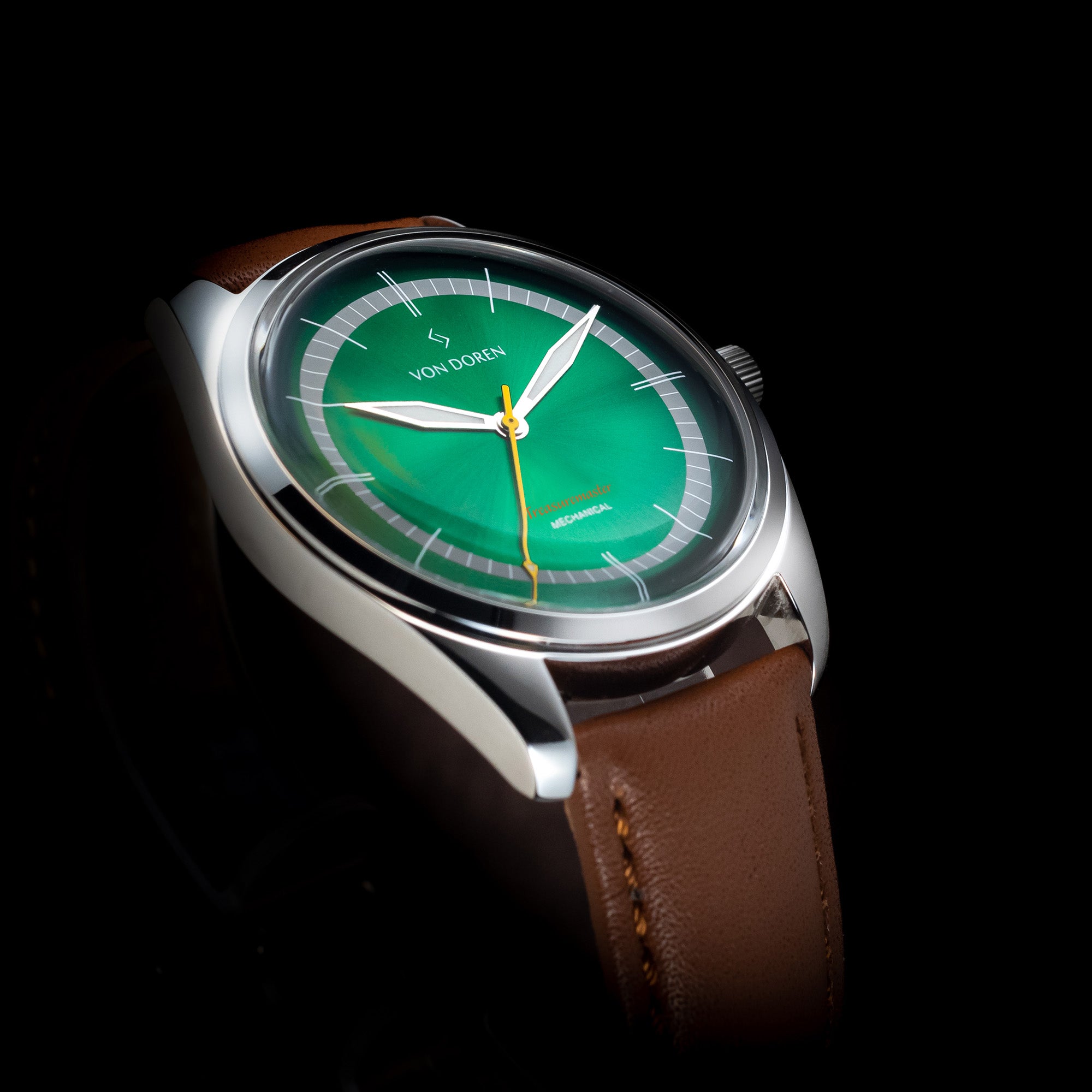 Grønn klokke fra Von Doren. Modellen heter Treasuremaster og har brun skinnreim.