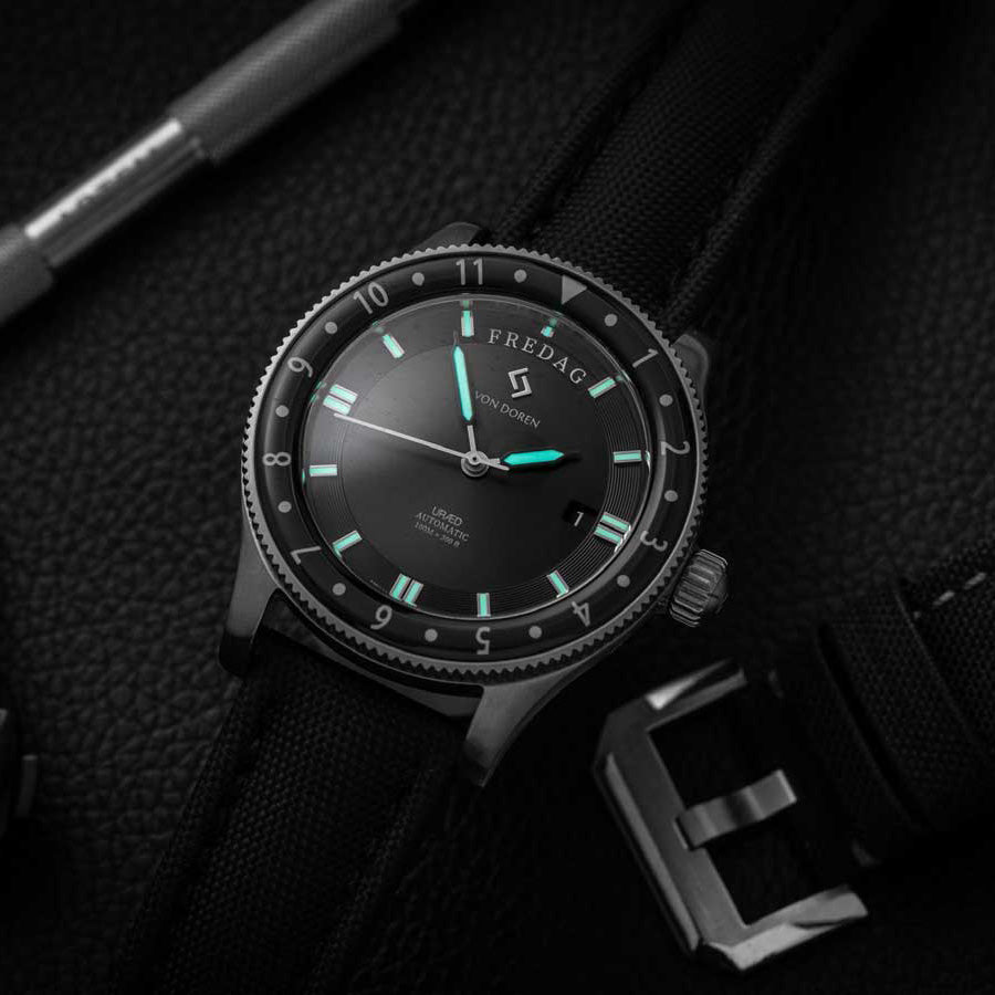 Von Doren Klokke. Modell Uræd, farge Lava