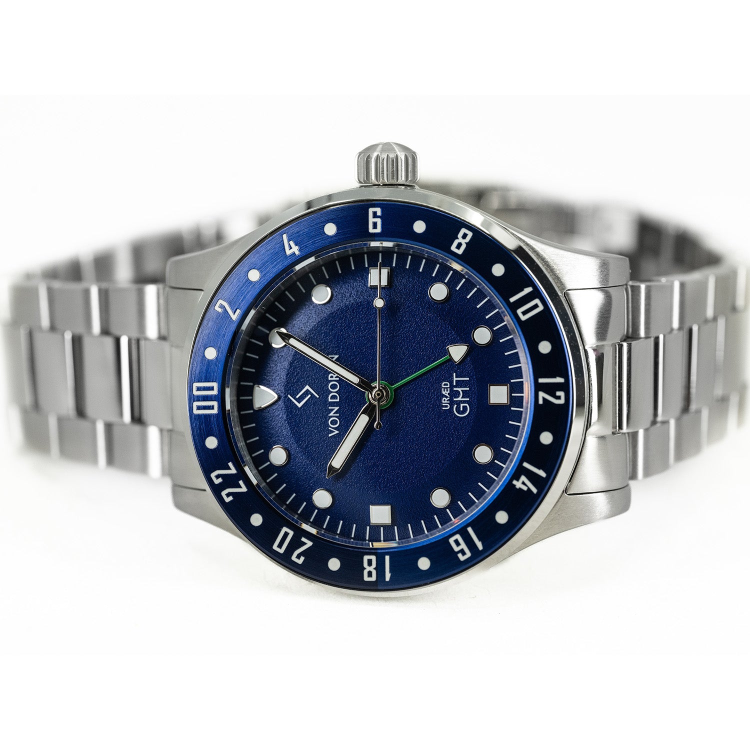 Von Doren Uræd GMT i stål med blå bezel og lenke, som viser børstede og polerte detaljer på kassen.