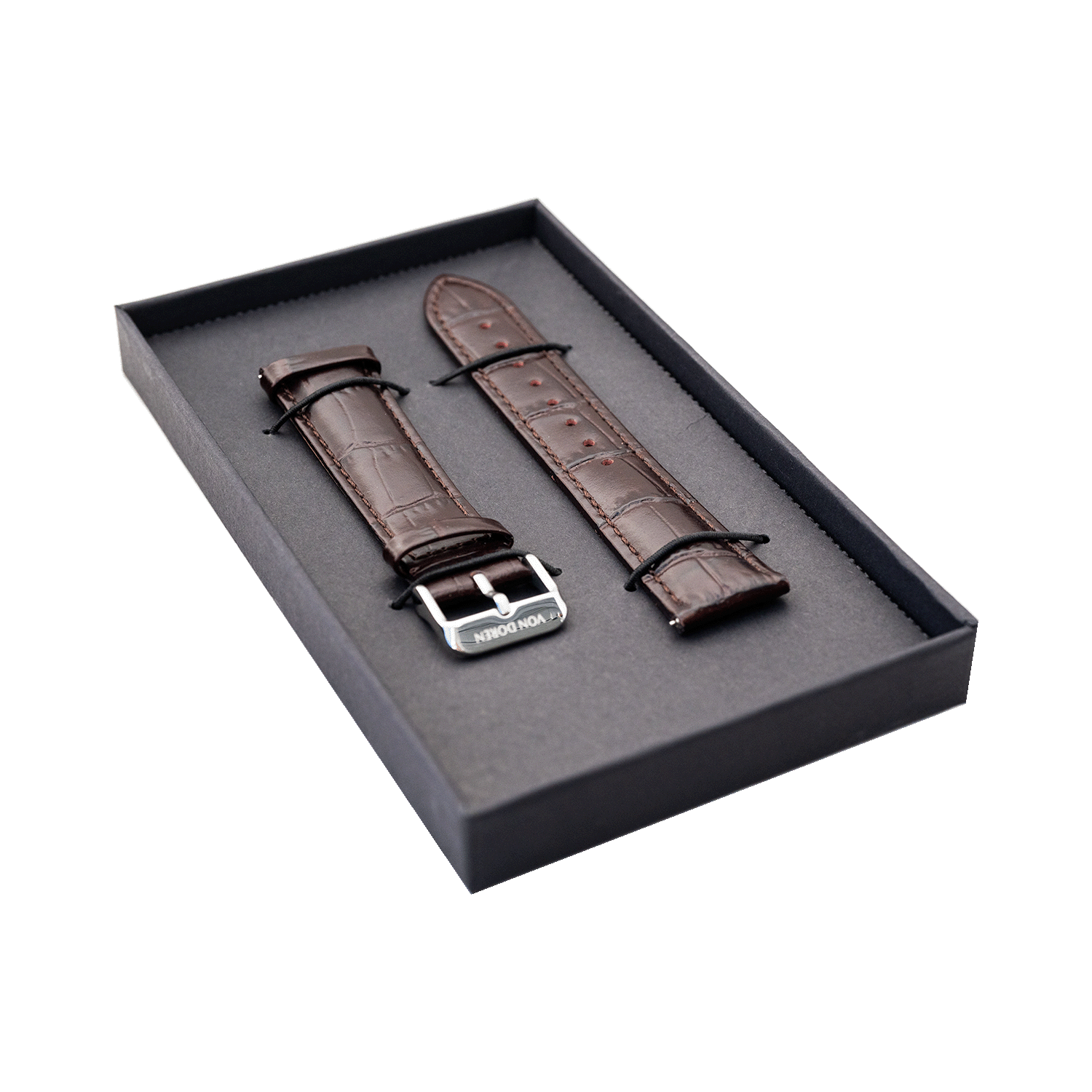 Mørk brun Von Doren lærrem med krokodillemønster, levert i svart gaveeske med sølvspenne.