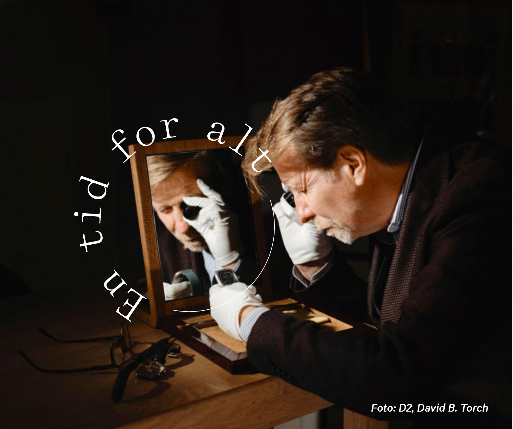 Øyvind VonDoren Asbjørnsen  med hvite hansker undersøker en klokke foran et speil, med teksten “En tid for alt”.