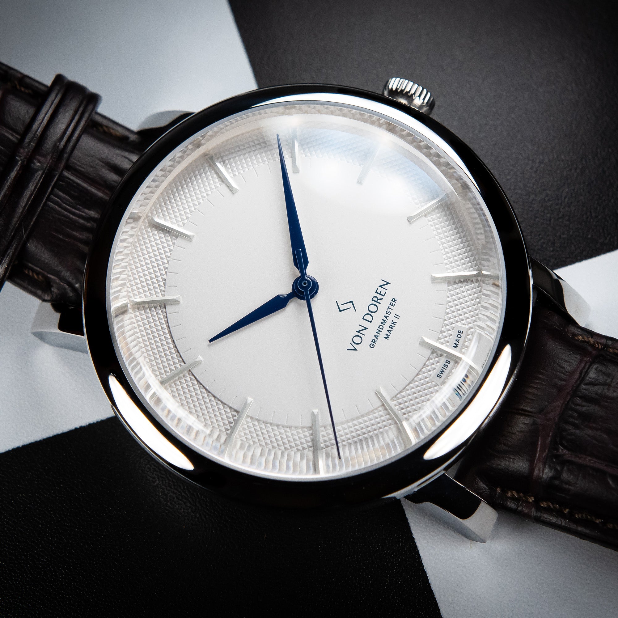 Klokke fra Von Doren. Modellen heter Grandmaster Mark II. Den har hvit skive og blå visere.