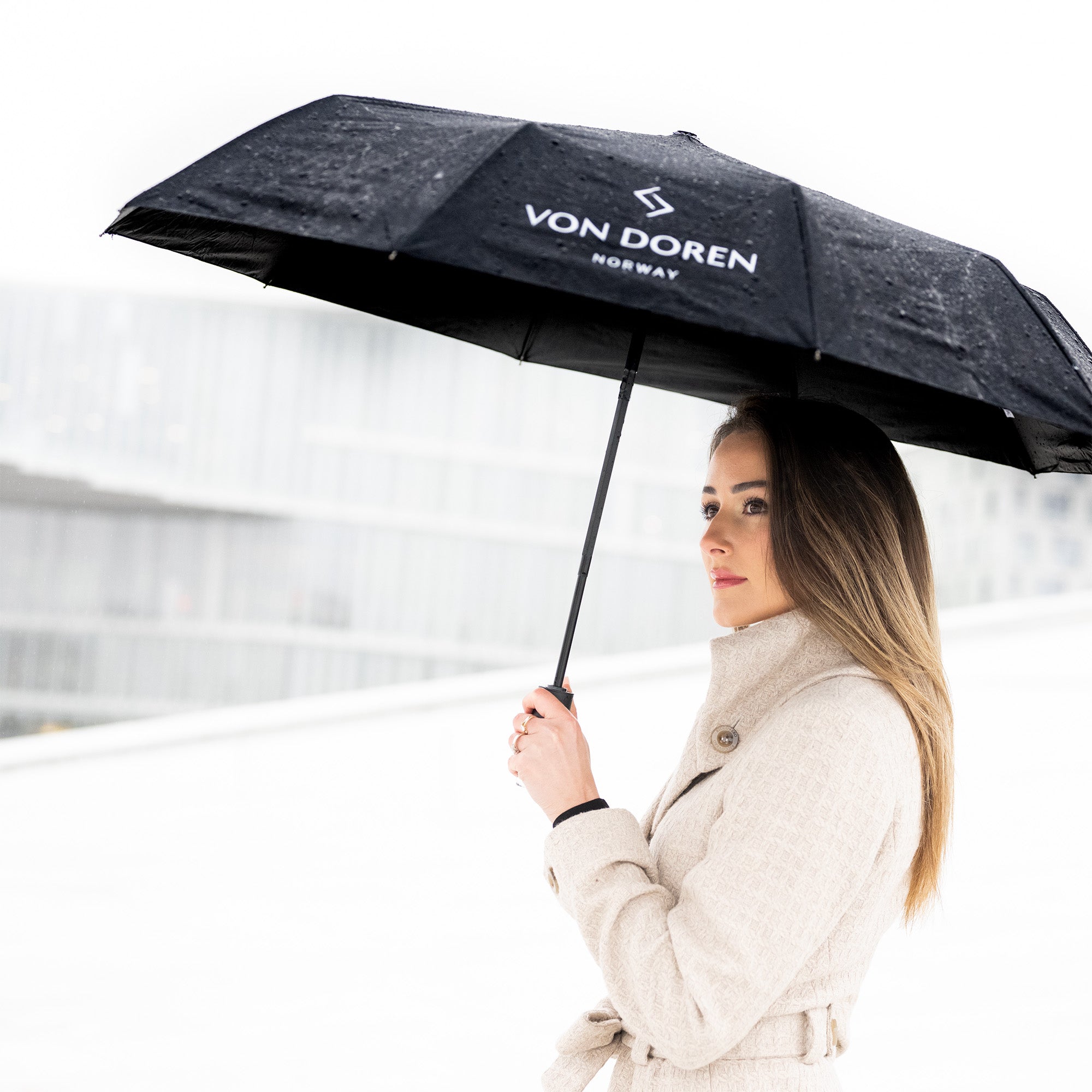 Jente med en sort Von Doren paraply