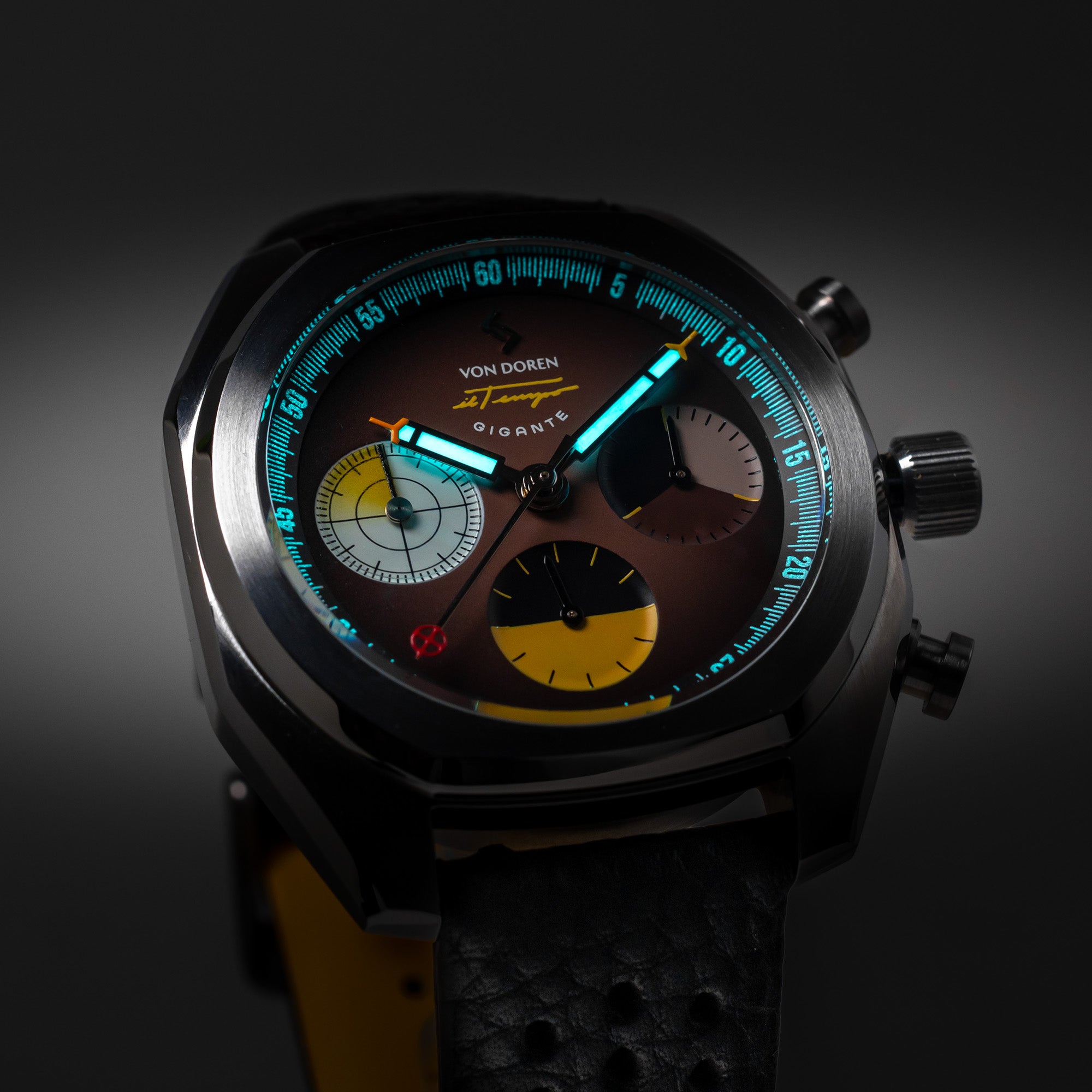 Von Doren klokke Il Tempo Gigante med lysende lume på viserene og indeksene.