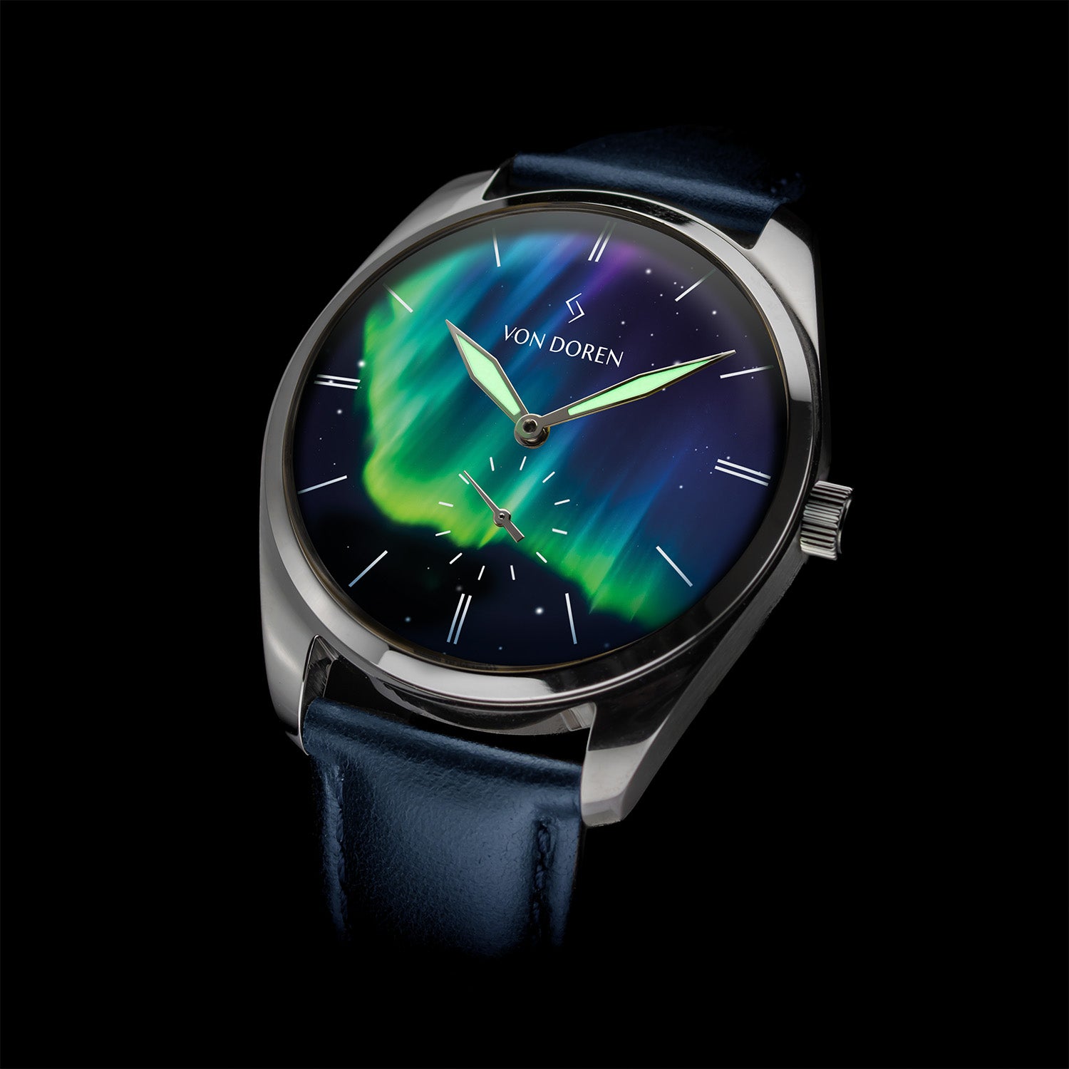 Klokke med nordlysmotiv og mørk blå reim.