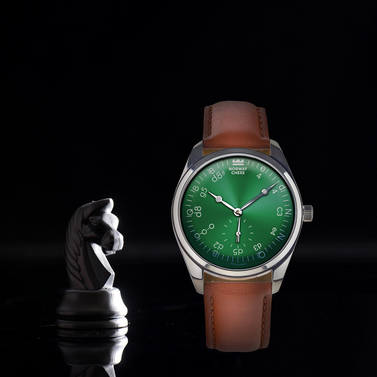 Von Doren Réti Mark II Norway Chess Edition med grønn tallskive og brun lærrem, ved siden av en hvit sjakkhest.