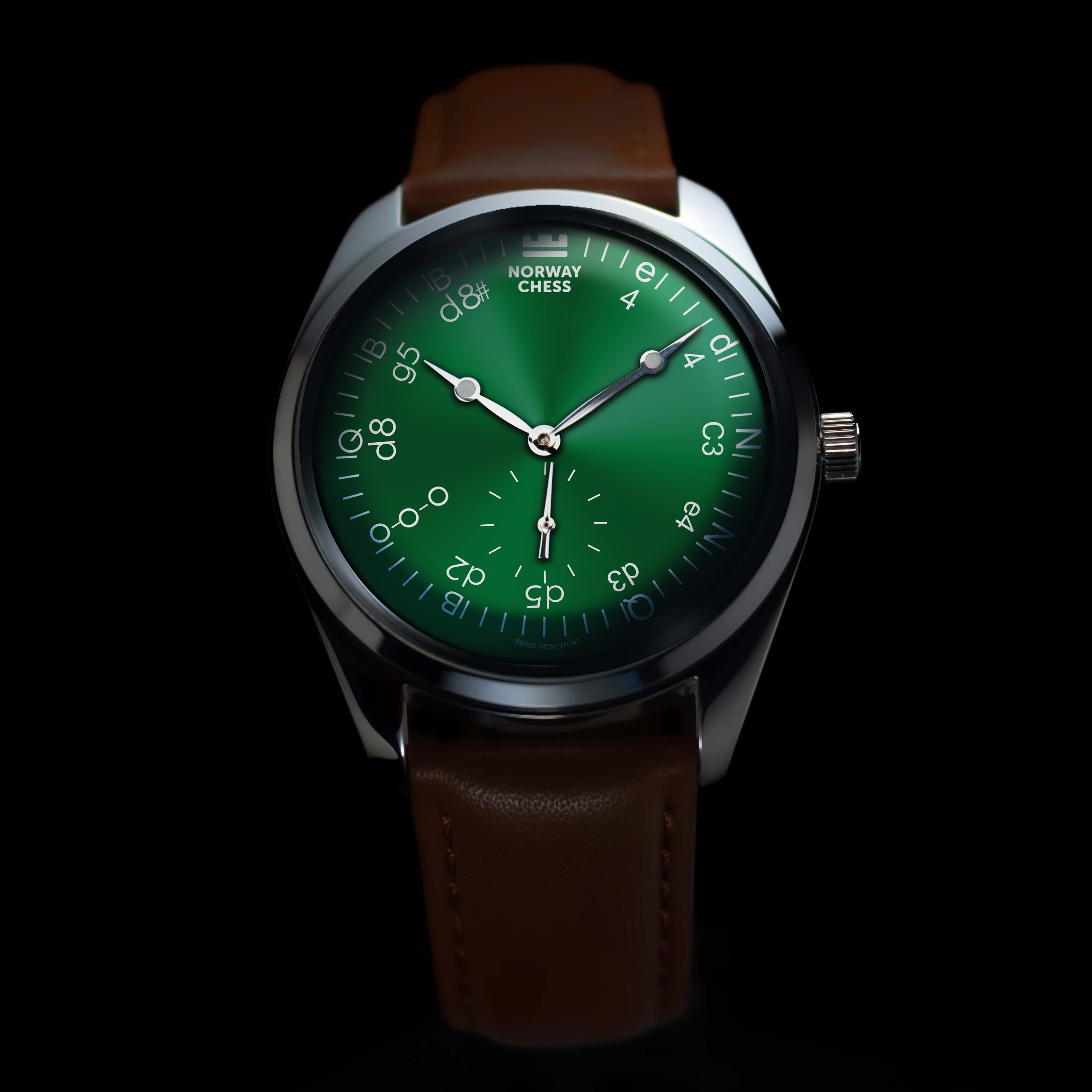 Von Doren Réti Mark II Norway Chess Edition med grønn tallskive, sjakkbrettkoordinater og brun lærrem.