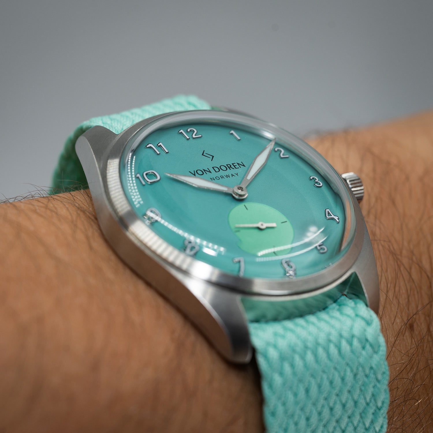 Runde Candy klokke i fargen mint, på håndledd