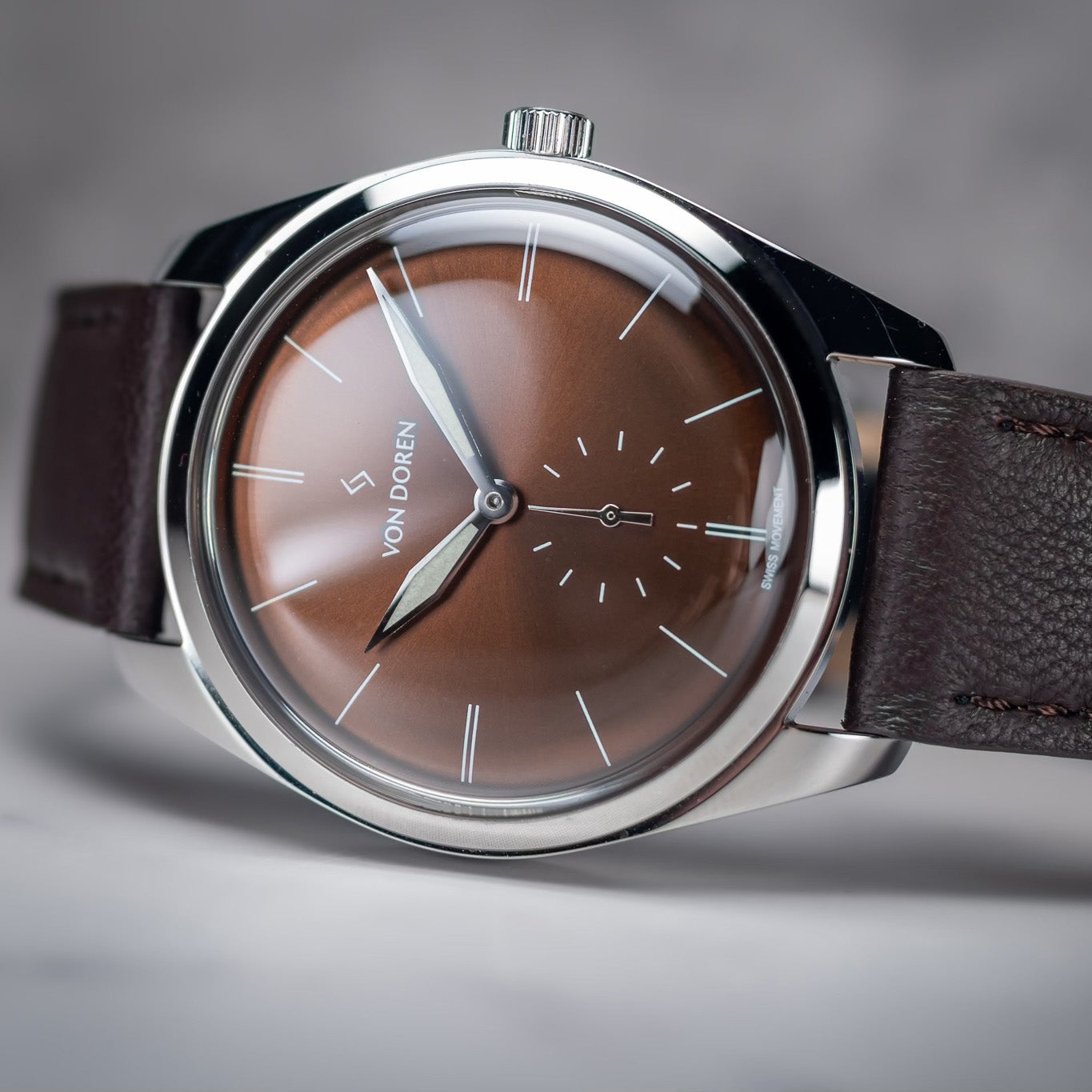 Von Doren brun klokke. Liggende på siden.