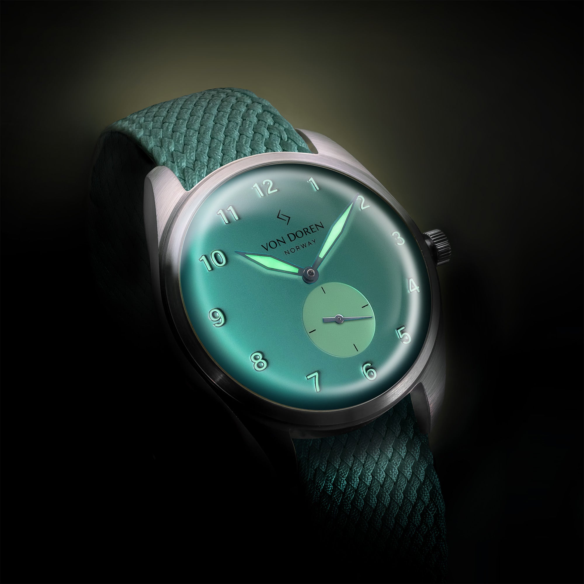 Von Doren Runde Candy Mint med grønn tallskive, sølvfargede detaljer og mintgrønn rem, belyst mot mørk bakgrunn.