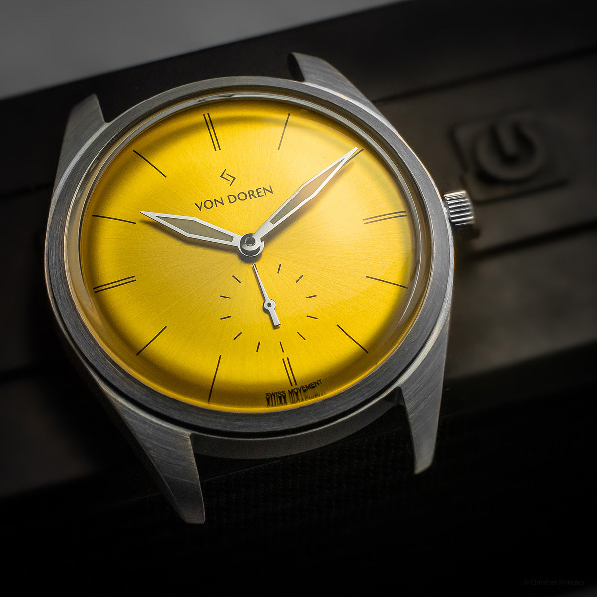 Von Doren klokke. Modell Runde Tiger's Eye nærbilde.