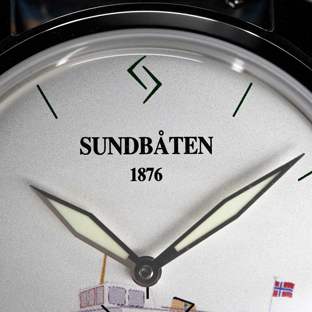 Nærbilde av skiven til Sundbåtklokken rapp