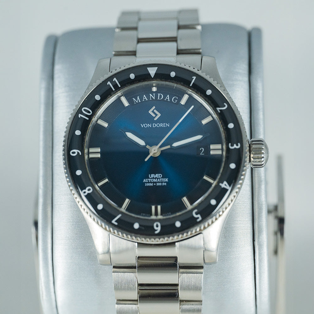 Von Doren Uræd GMT, med stållenke –  og blå bezel med premium finish.