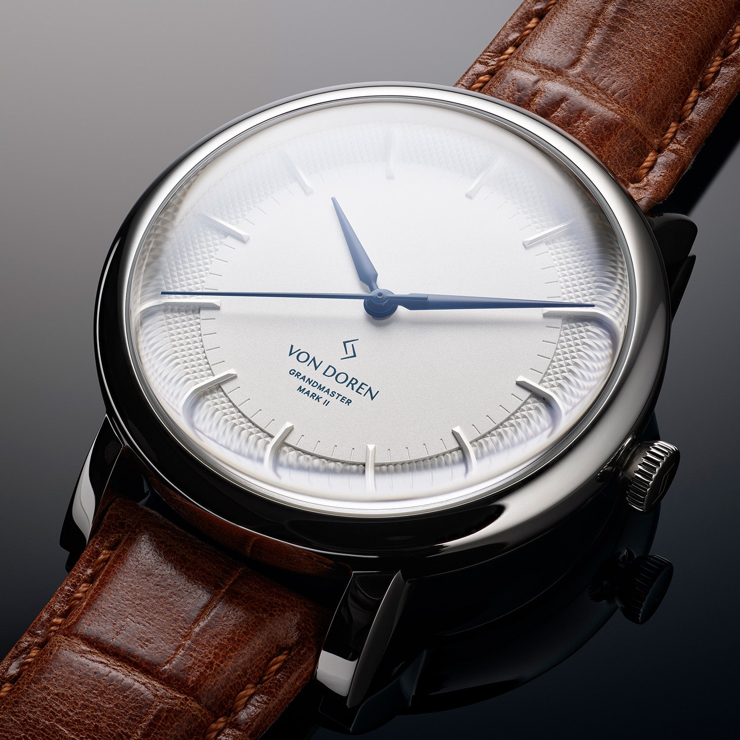 Von Doren Grandmaster med hvit tallskive, blå visere og brun skinnrem.