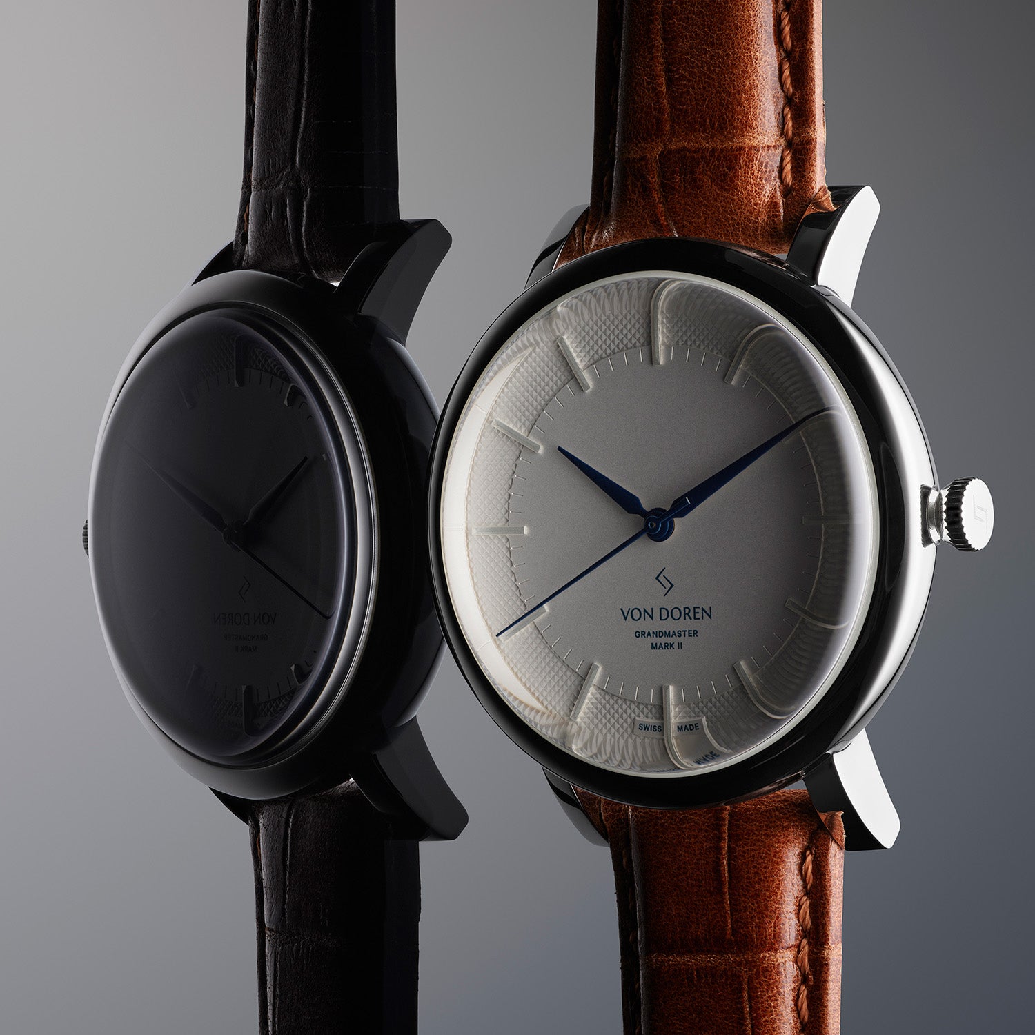 Von Doren Grandmaster-klokke med hvit tallskive speilet mot mørk variant.