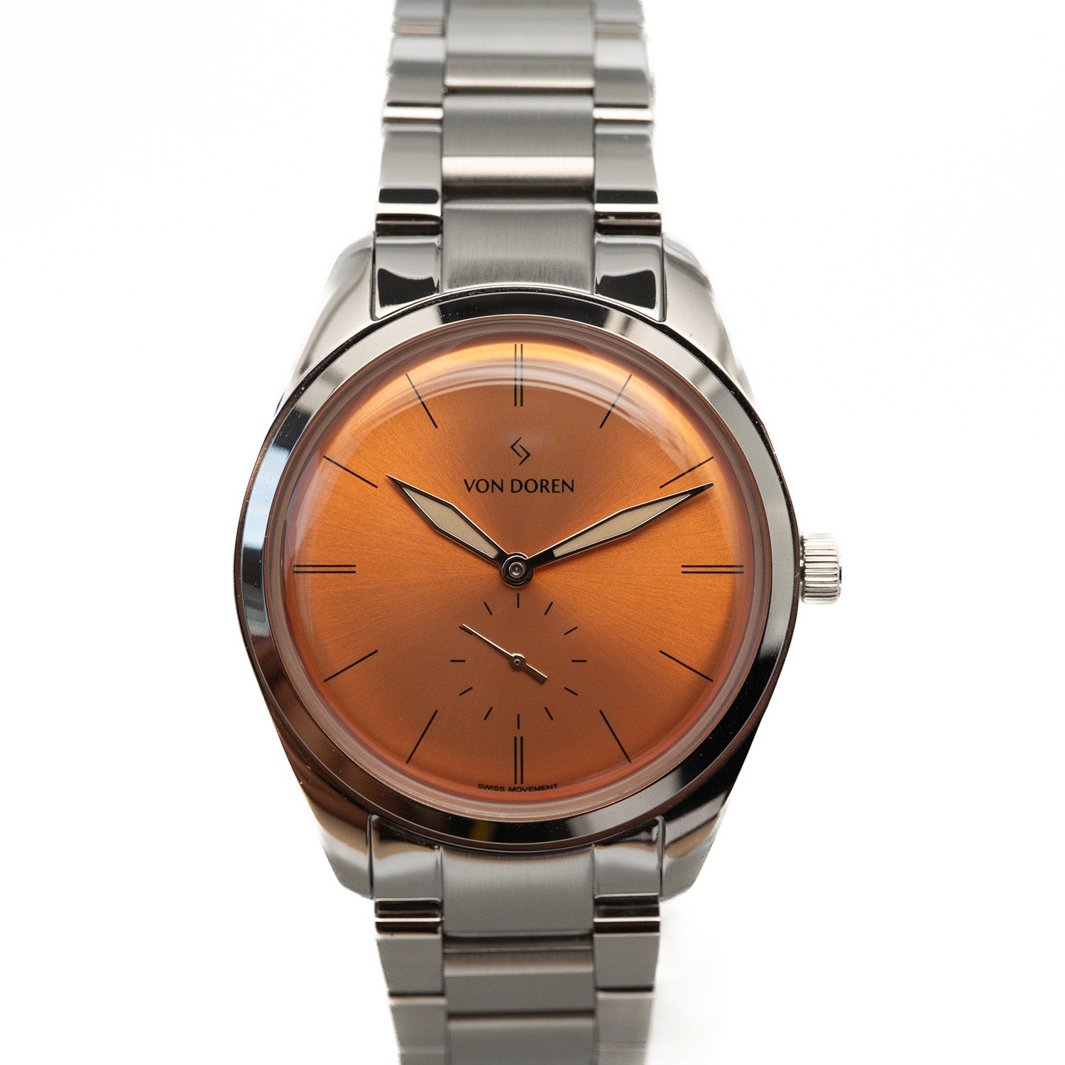 Von Doren-klokke med oransje sunburst-tallskive og stållenke.