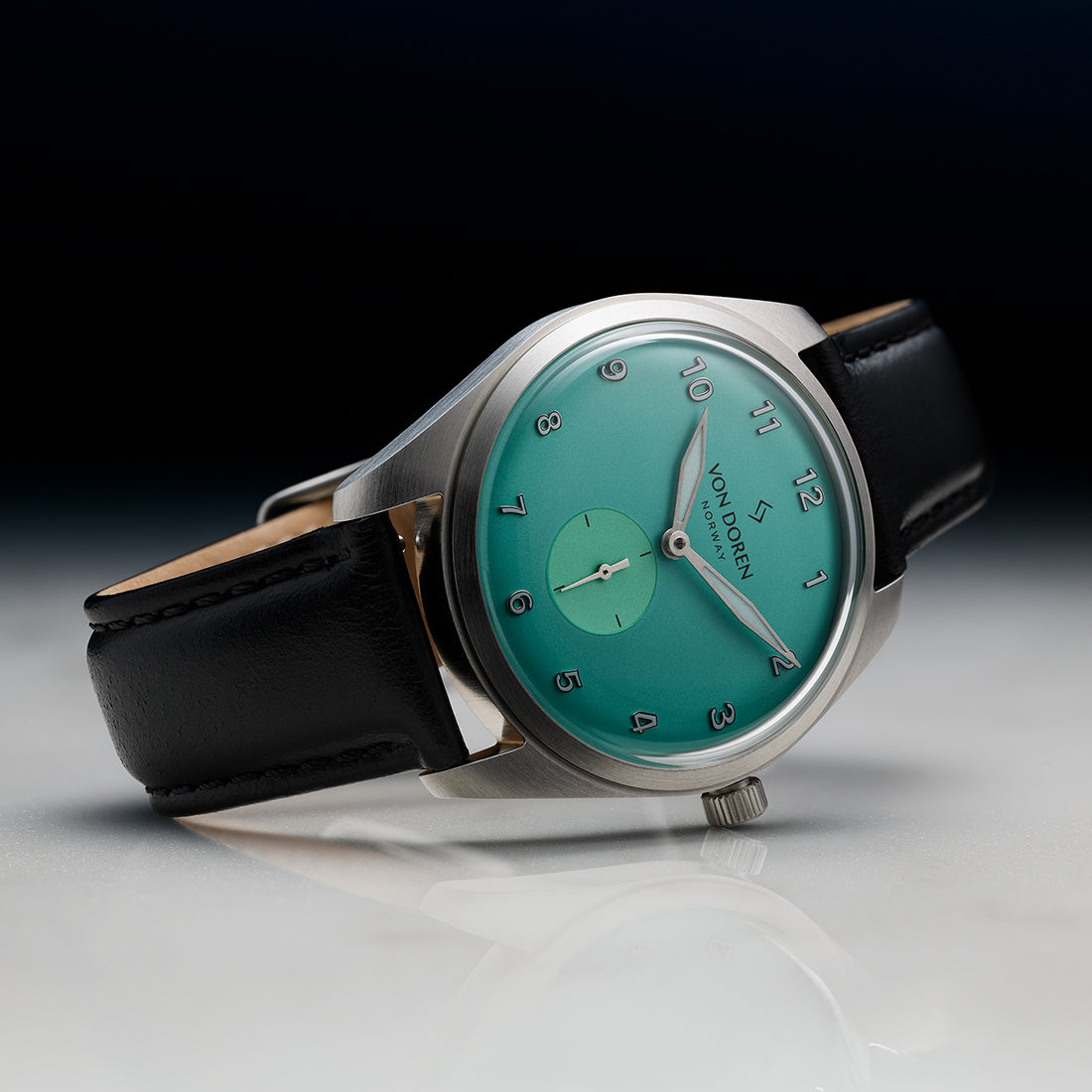 Von Doren klokke med turkis skive og sort skinnreim