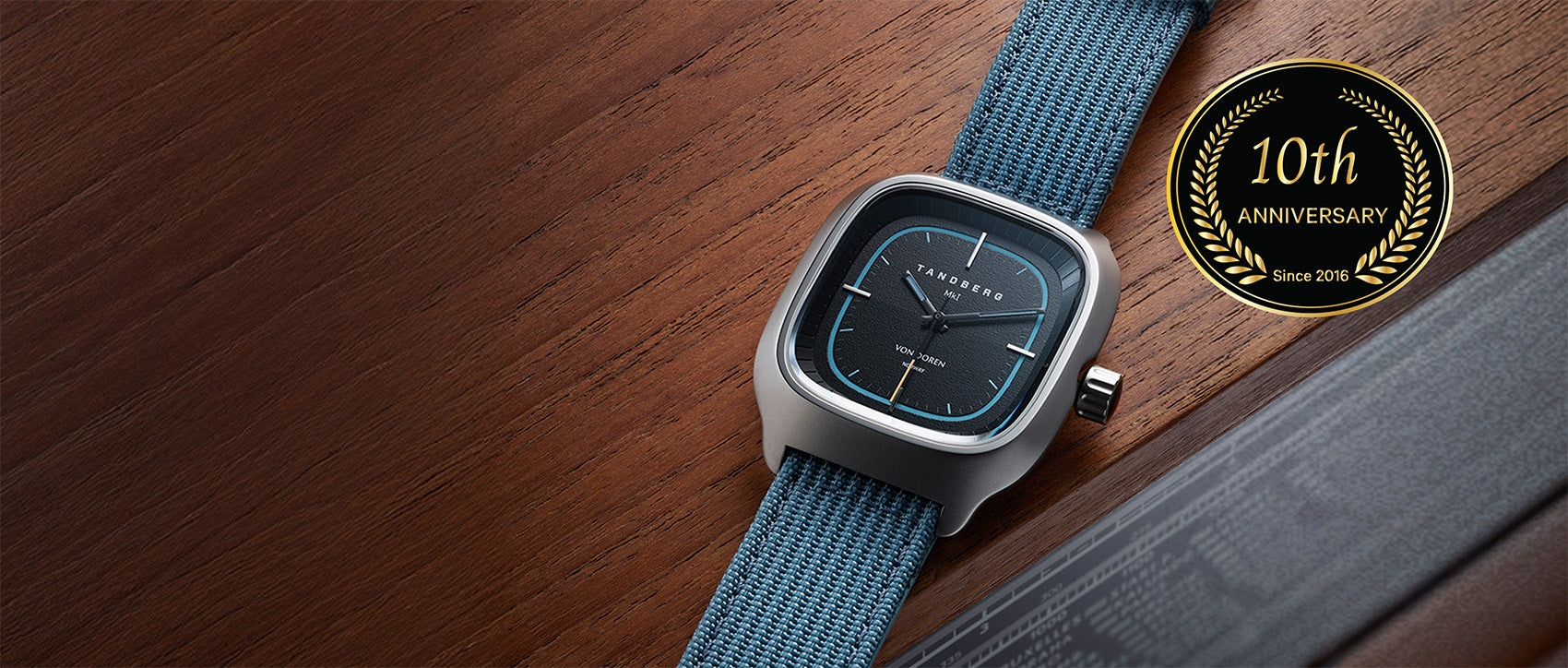 Von Doren Tanberg klokke liggende oppå en Tanberg radio.