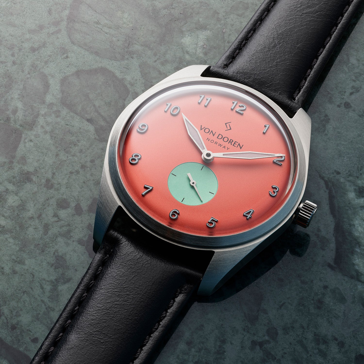 Von Doren Runde Candy Chili med rød tallskive, mintgrønn subdial og svart lærrem.