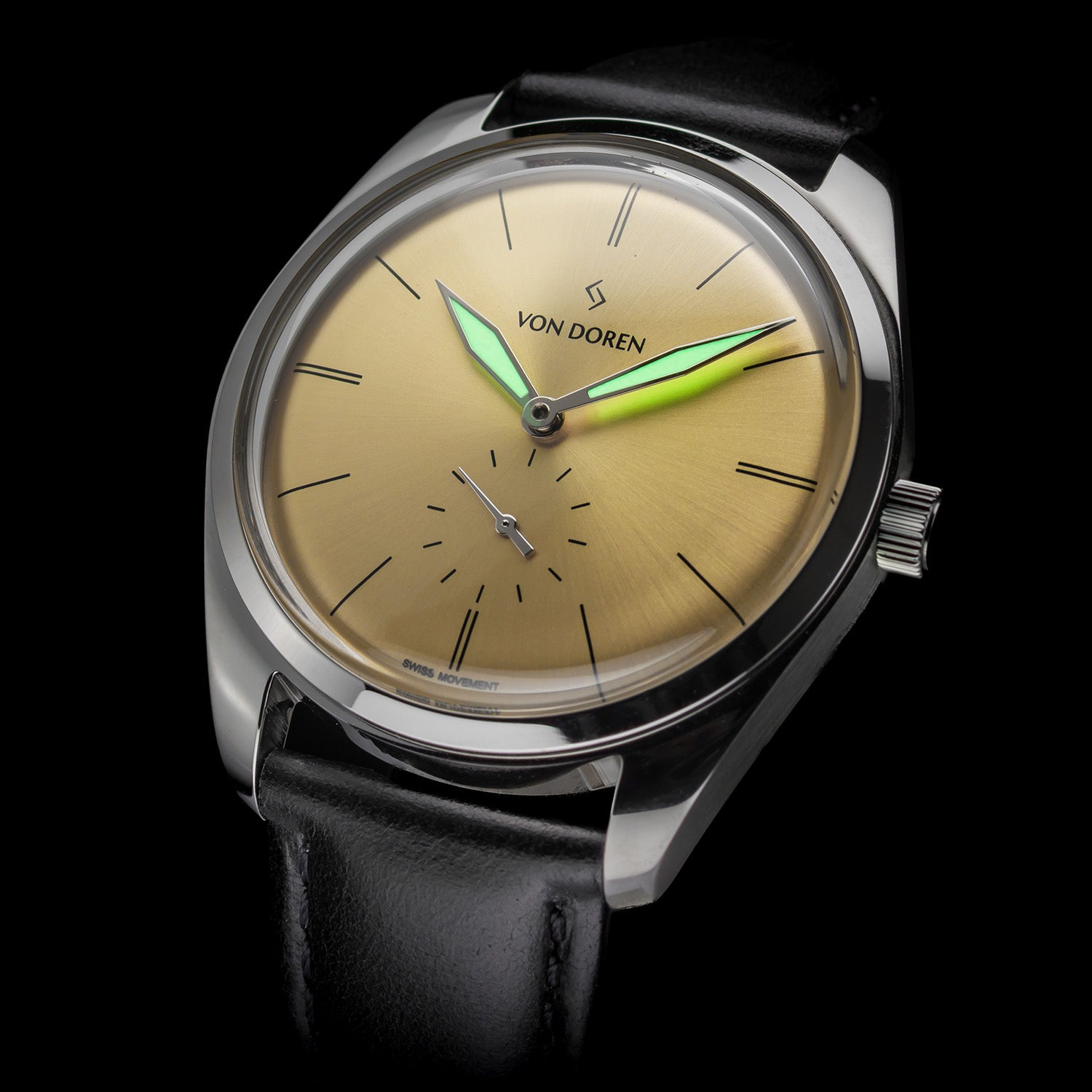 Klokke med gul skive. Viserene lyser i mørket.